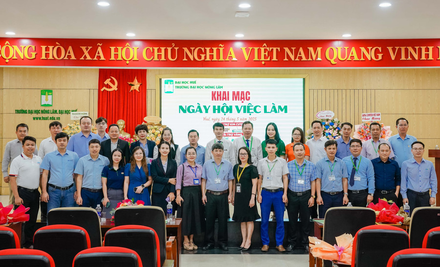 Lãnh đạo MM88b nhà cái cùng các đơn vị tuyển dụng chụp ảnh lưu niệm. shi08982.jpg