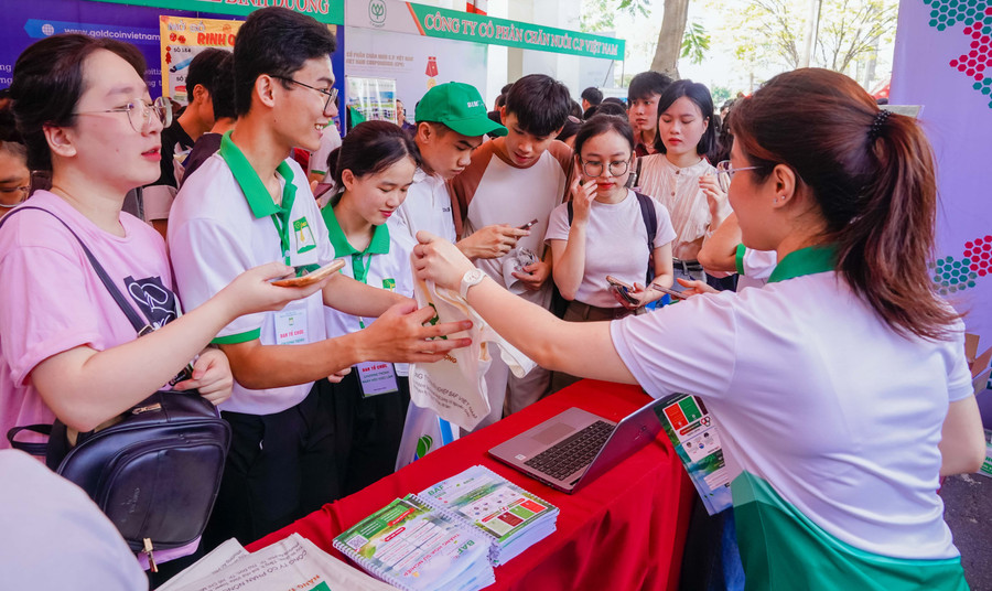 Ngày hội việc làm 2025 nhận được sự quan tâm lớn từ các MM888 Việt Nam Tải App năm cuối. shi09080.jpg