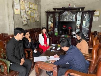 Đoàn kiểm tra của Bộ GD&ĐT đi thực tế, ghi nhận tại nhà 1 người dân được xóa mù chữ thành công ở thị trấn Phú Đa, huyện Phú Vang (cũ) cuối năm 2024 - nay là xã Phú Vang, TP Huế. anh-bai-1-2.jpg