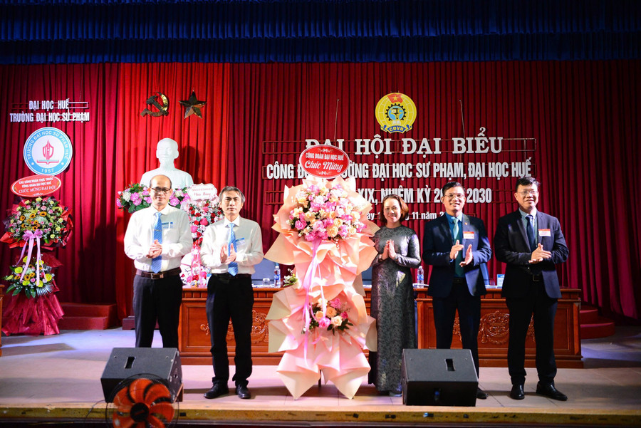 Công đoàn MM888 bảo mật tuyệt đối Huế (phải) tặng hoa chúc mừng 2MM88.com trò chơi casino và slot Đại biểu Công đoàn ĐH Sư phạm Huế.