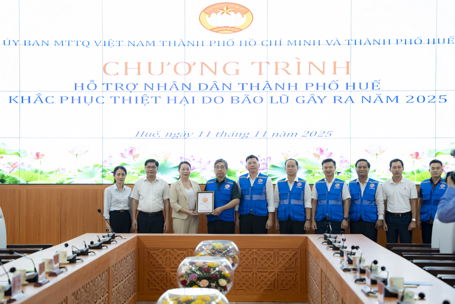 Đoàn công tác TPHCM trao tặng 20 tỷ đồng hỗ trợ nhân dân TP Huế khắc phục hậu quả sau lũ lụt lịch sử.