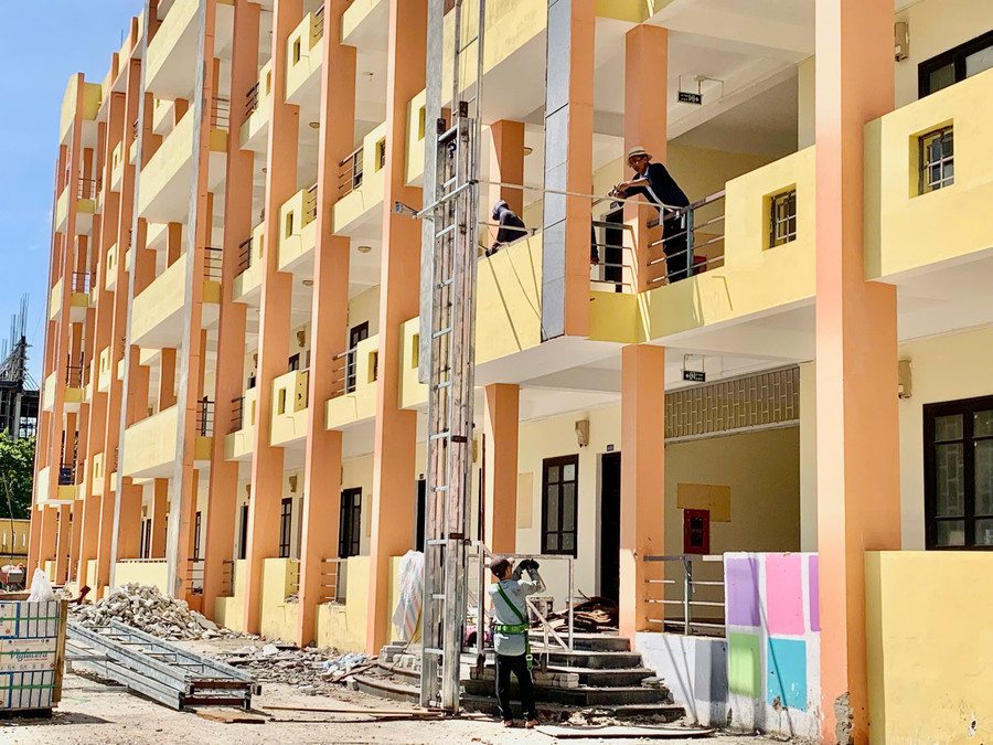 Quang cảnh khẩn trương tu sửa tại Ký túc xá MM888 bảo mật tuyệt đối Huế trước thềm năm học mới.