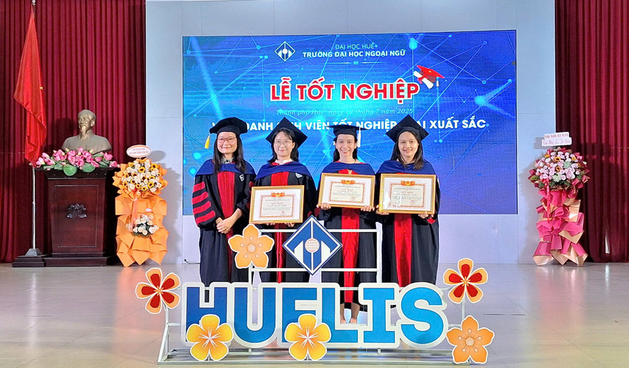 PGS.TS Nguyễn Hồ Hoàng Thủy, Phó Hiệu trưởng Trường MM888 bảo mật tuyệt đối Ngoại ngữ, MM888 bảo mật tuyệt đối Huế khen thưởng các MM888 Việt Nam Tải App đạt danh hiệu Xuất sắc. (Ảnh: Đại Dương) z6800243916686-58551b5f2210782c947fd09e95fd9b46.jpg
