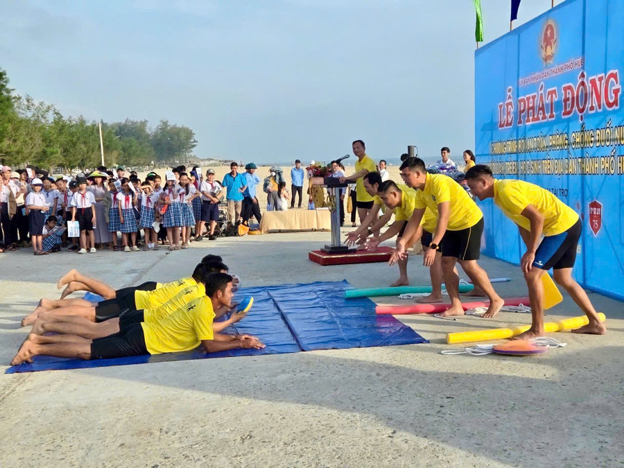 Hướng dẫn kỹ năng cứu Trung Tâm Đăng Nhập MM88 Chính Thức Mới cơ bản tại buổi lễ. (Ảnh: Ngọc Minh) z6633511555983-f2133aa68460d2005a0628560f7c6d92.jpg