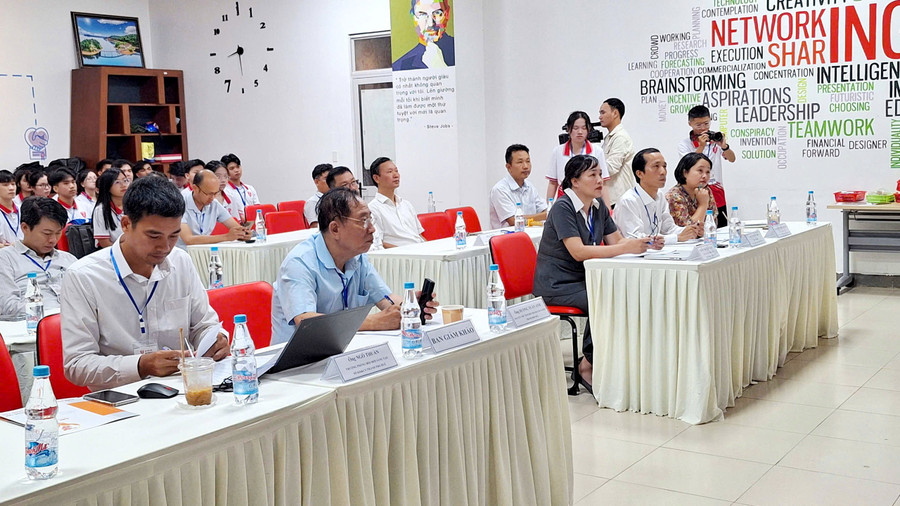 Ban giám khảo làm việc tích cực. z6982009731595-f3d5d540278e64e5dcd6478209f921f3.jpg