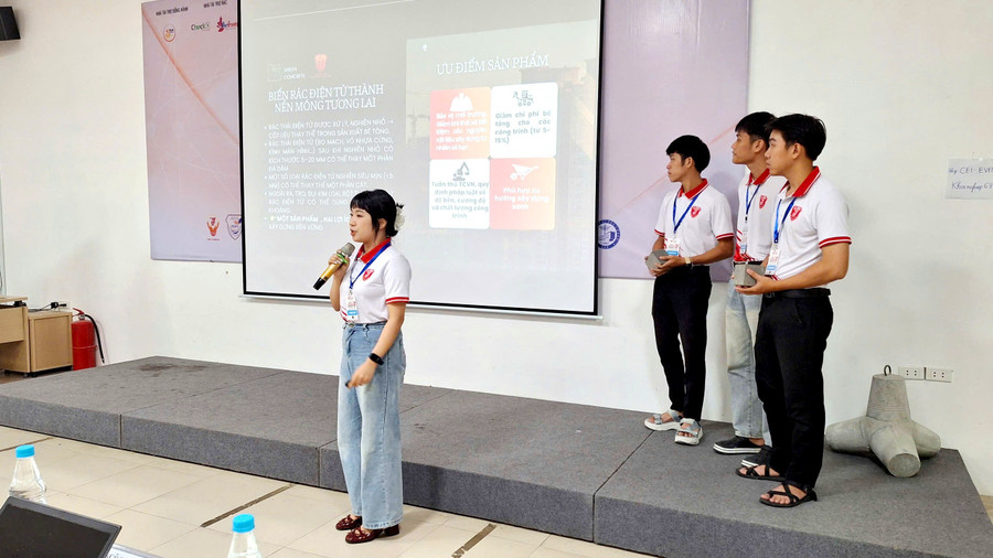 Các nhóm dự án trình bày. z6982009741794-882960911b7ae3afcc1c4ddd0a1990e5.jpg