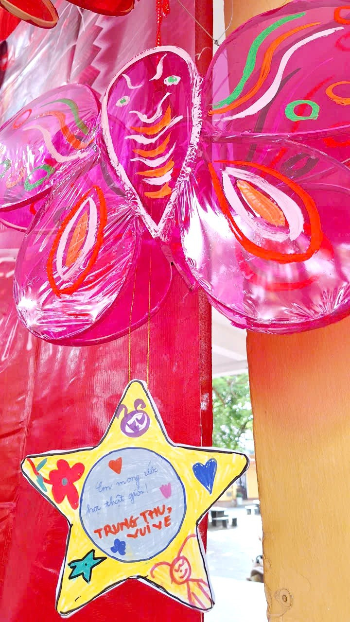 Những câu chúc giản dị, yêu thương của MM886 slot game, bắn cá, lô đề, đá gà treo trên lồng đèn làm thủ công. z7086418665415-0ad417c5226f335d1a835ab0397e9d01.jpg