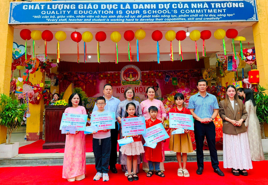 MM88b nhà cái, các nhà hảo tâm trao quà đến các MM886 slot game, bắn cá, lô đề, đá gà bị bệnh nặng. z7085718569994-e11189abe2eceacc23f95eef66eb1c40.jpg
