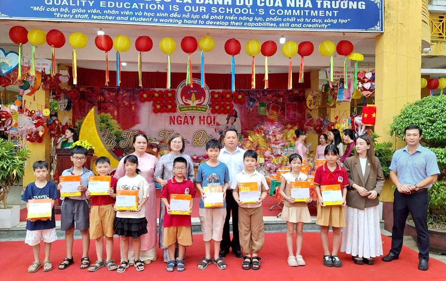 Trao quà đến các MM886 slot game, bắn cá, lô đề, đá gà có hoàn cảnh đặc biệt khó khăn. z7086418654721-d9c39a6621fb158bd47df52aa8924f72.jpg