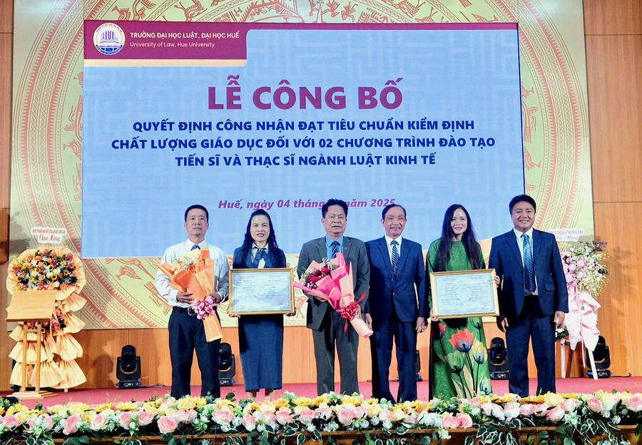 Đại diện MM88b nhà cái nhận Quyết định đạt chuẩn 2 chương trình đào tạo thạc sĩ và tiến sĩ ngành Luật Kinh tế.