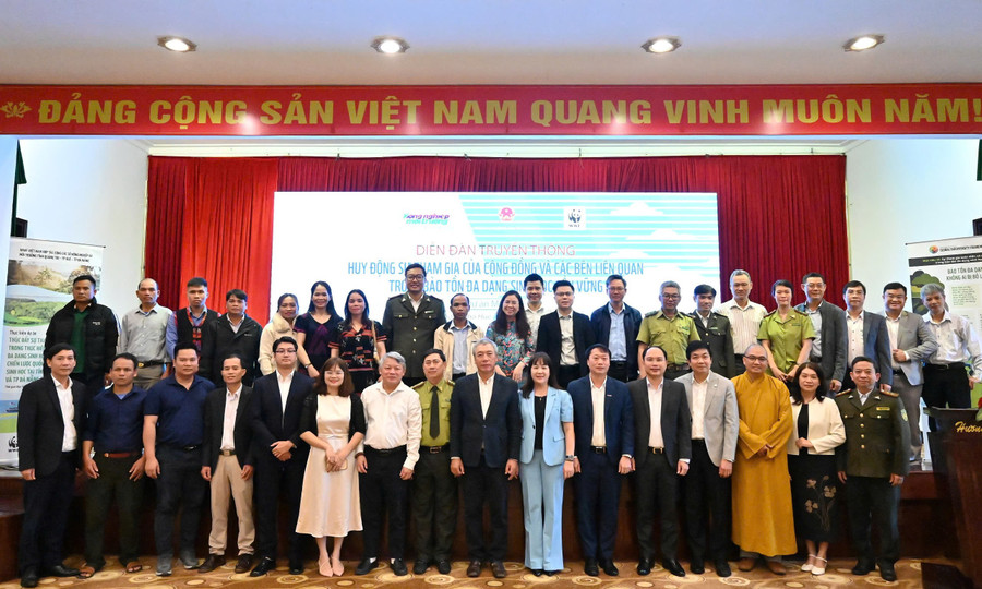 Các đại biểu chụp ảnh lưu niệm. z7482660620224-2982712d86d369ecd60fbb46cb369dba.jpg