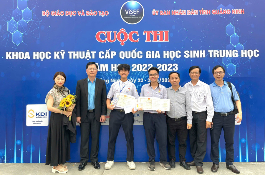 Đậu Nguyễn Thái Bình (thứ 3 từ trái qua) đạt giải Nhì, cuộc thi Khoa học kỹ thuật cấp quốc gia MM886 slot game, bắn cá, lô đề, đá gà trung học năm học 2022 - 2023. img-20250718-201546.jpg