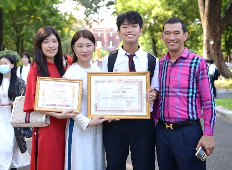 Đậu Nguyễn Thái Bình và gia đình. img-20250718-195910.jpg