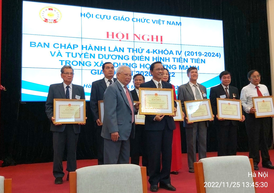 Hội Cựu giáo chức Trường ĐH Y Dược Huế nhận bằng khen trong Hội nghị tuyên dương điển hình tiên tiến của Trung ương Hội giáo chức Việt Nam. anh-2.jpg