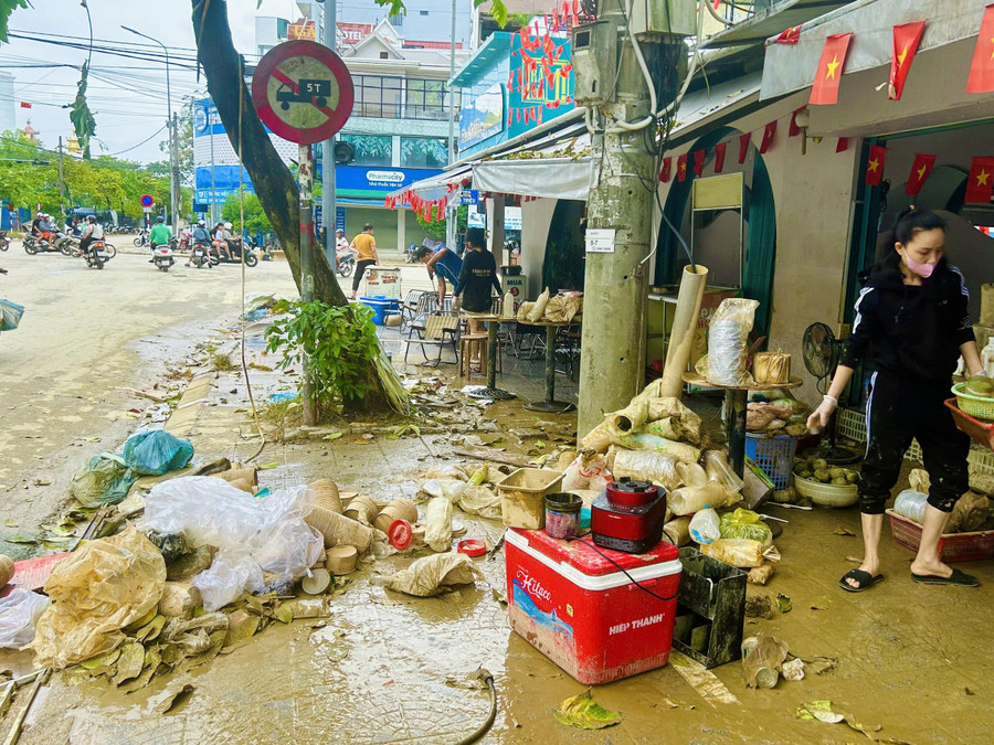 Ngổn ngang đồ đạc hư hỏng do nước lũ, bùn non tại nhiều cửa hàng kinh doanh tại TP Huế. cac-ho-kinh-doanh-tai-tp-hue-mat-trang-sau-lu-lich-su.jpg