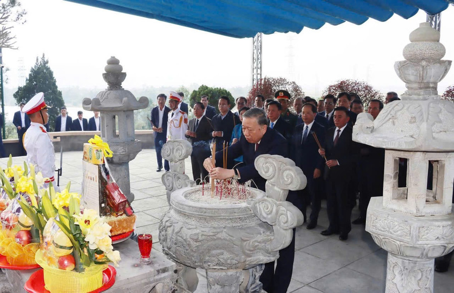 Tổng Bí thư Tô Lâm thành kính dâng hương tưởng nhớ cố Tổng Bí thư Trần Phú. 1111196524248378120-1.jpg
