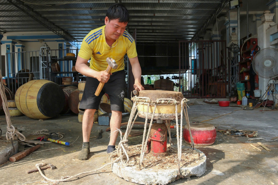 Người thợ bịt mặt trống bằng da bò. lamtrong-2.jpg