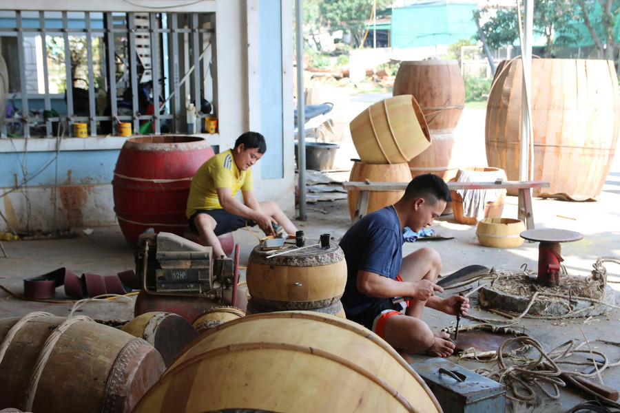 Mỗi năm xưởng của ông Cư sản xuất, sửa chữa hàng trăm chiếc trống. lamtrong-3.jpg
