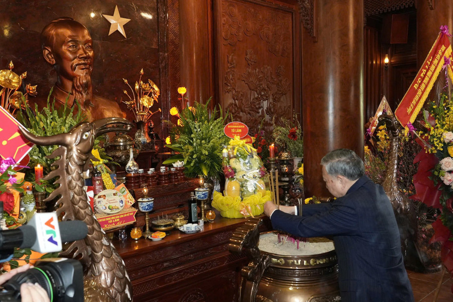 Tổng Bí thư Tô Lâm dâng hương tưởng niệm Chủ tịch Hồ Chí Minh. tong-bi-thu-6.jpg