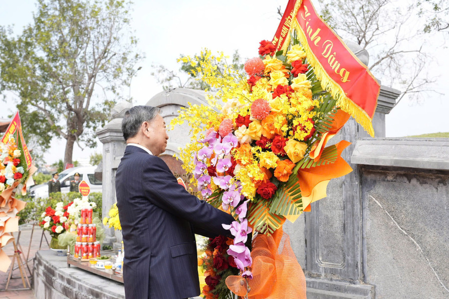 Tổng Bí thư Tô Lâm dâng hoa tại mộ tập thể các liệt sĩ Xô viết Nghệ - Tĩnh hy sinh ngày 12/9/1930. tong-bi-thu-5.jpg