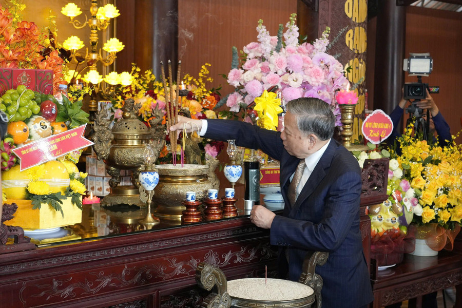 Tổng Bí thư Tô Lâm dâng hương tưởng niệm Tổng Bí thư Lê Hồng Phong. tong-bi-thu-2.jpg