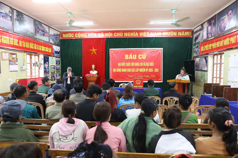 Người dân đến tham dự MM888 bảo mật an toàn trong không khí trang nghiêm, phấn khởi. bau-cu-mon-son-5.jpg