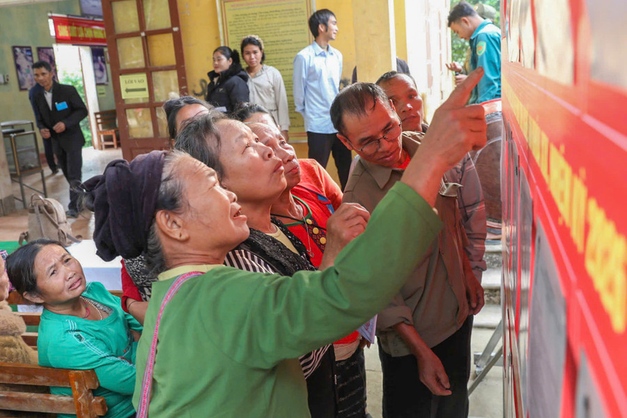 Cử tri bản Co Phạt, xã Môn Sơn tìm hiểu những người ứng cử đại biểu Quốc hội và HĐND. bau-cu-mon-son-4.jpg
