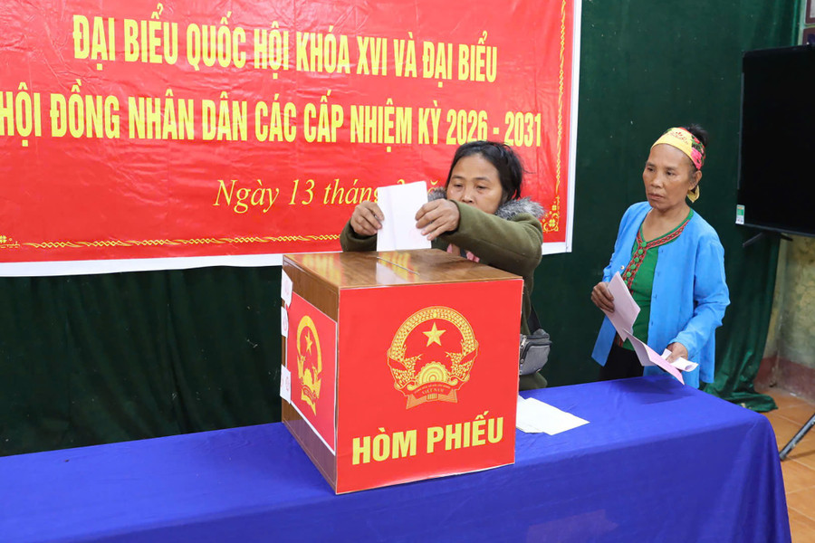 Cử tri bản Co Phạt bỏ phiếu bầu đại biểu Quốc hội khoá XVI và đại biểu HĐND các cấp nhiệm kỳ 2026-2031. bau-cu-mon-son-3.jpg
