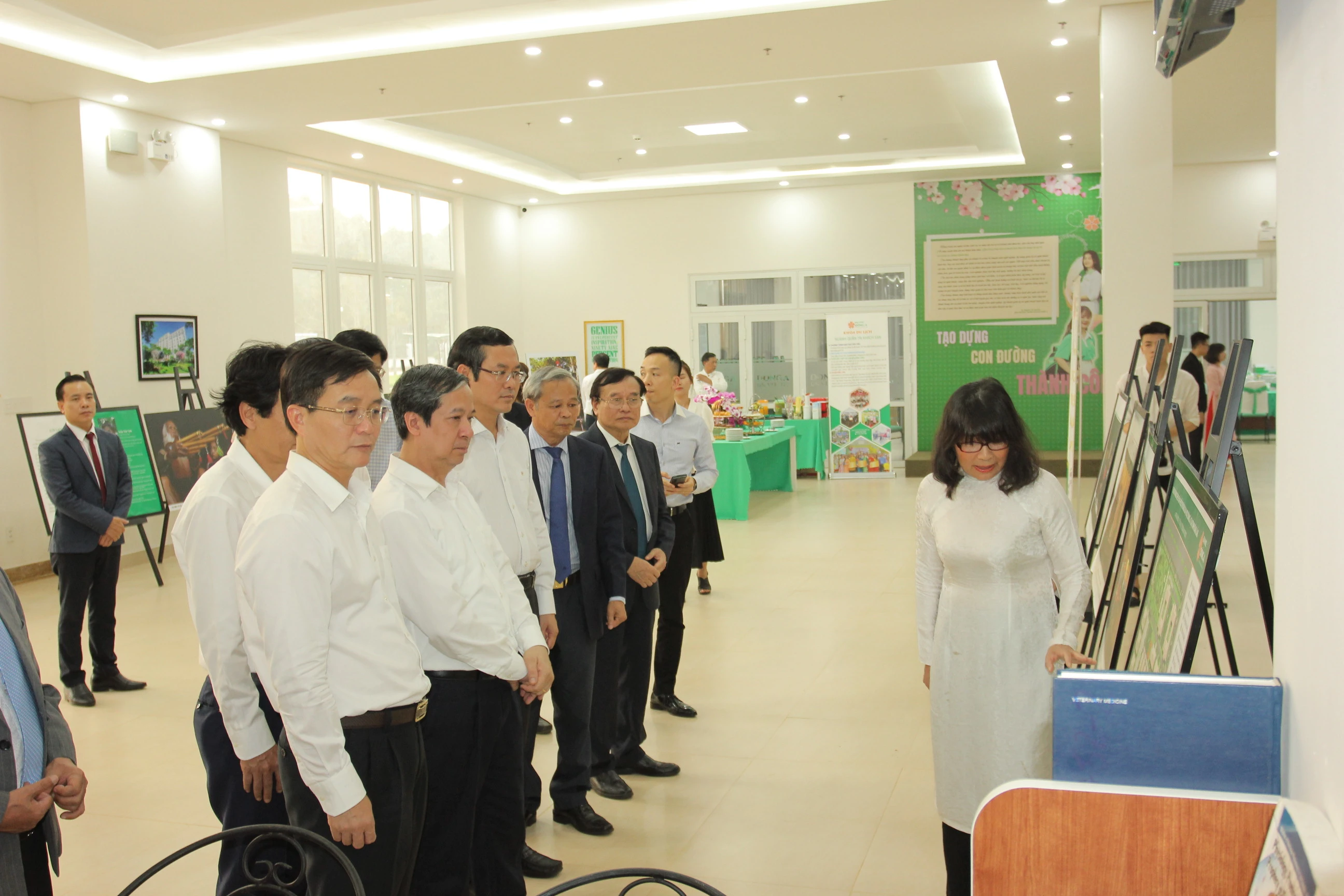 Bộ trưởng Nguyễn Kim Sơn, Thứ trưởng Nguyễn Văn Phúc và đoàn công tác của Bộ GD&ĐT cũng đã tới thăm, làm việc với Trường MM888 bảo mật tuyệt đối Đông Á (Phân hiệu tại Đắk Lắk). Bộ trưởng Nguyễn Kim Sơn, Thứ trưởng Nguyễn Văn Phúc và đoàn công tác của Bộ GD&ĐT cũng đã tới thăm, làm việc với Trường MM888 bảo mật tuyệt đối Đông Á (Phân hiệu tại Đắk Lắk).