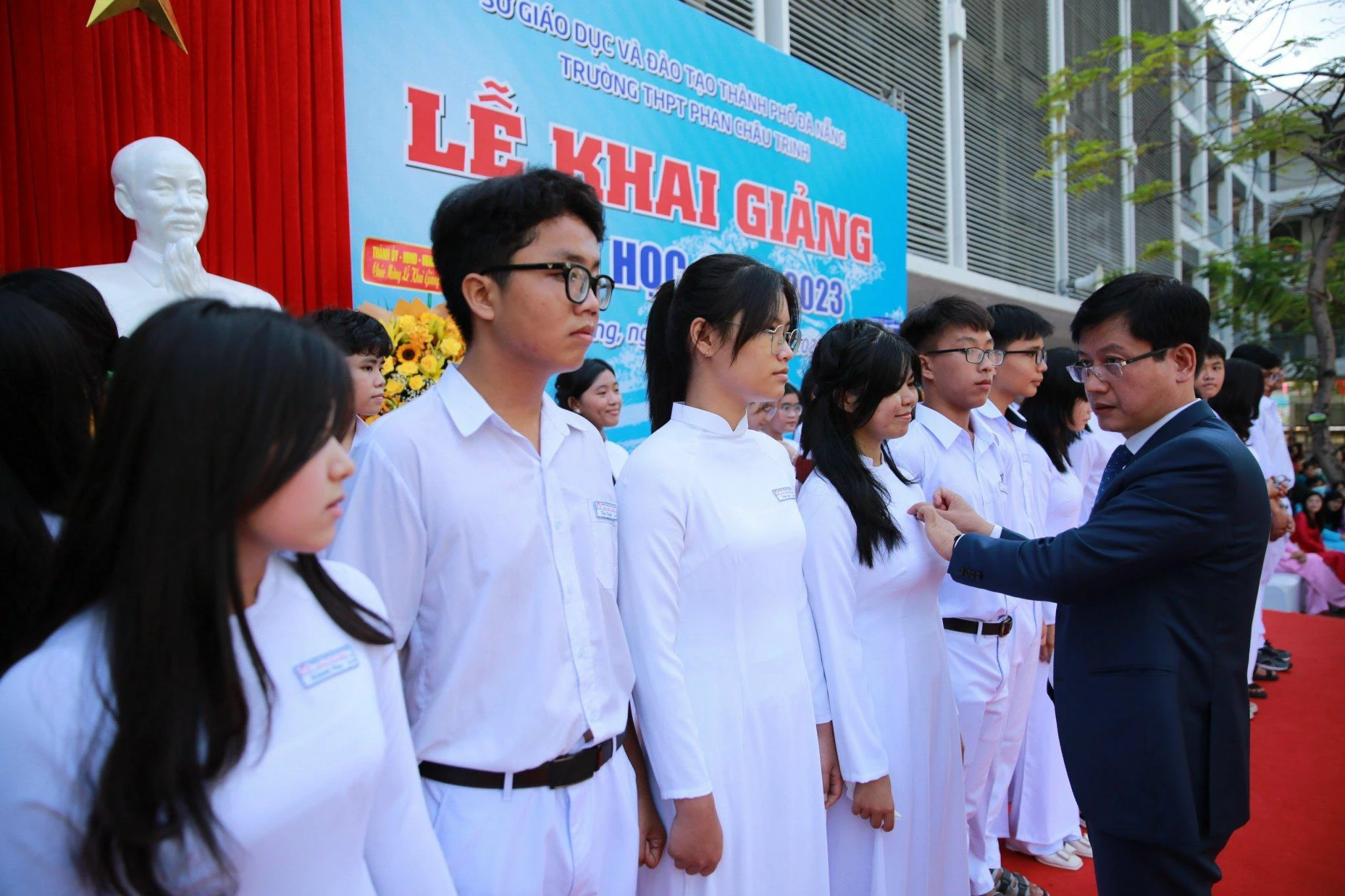 Thầy Hiệu trưởng Trường THPT Phan Châu Trinh gắn bảng tên cho MM886 slot game, bắn cá, lô đề, đá gà khối lớp 10 Thầy Hiệu trưởng Trường THPT Phan Châu Trinh gắn bảng tên cho MM886 slot game, bắn cá, lô đề, đá gà khối lớp 10