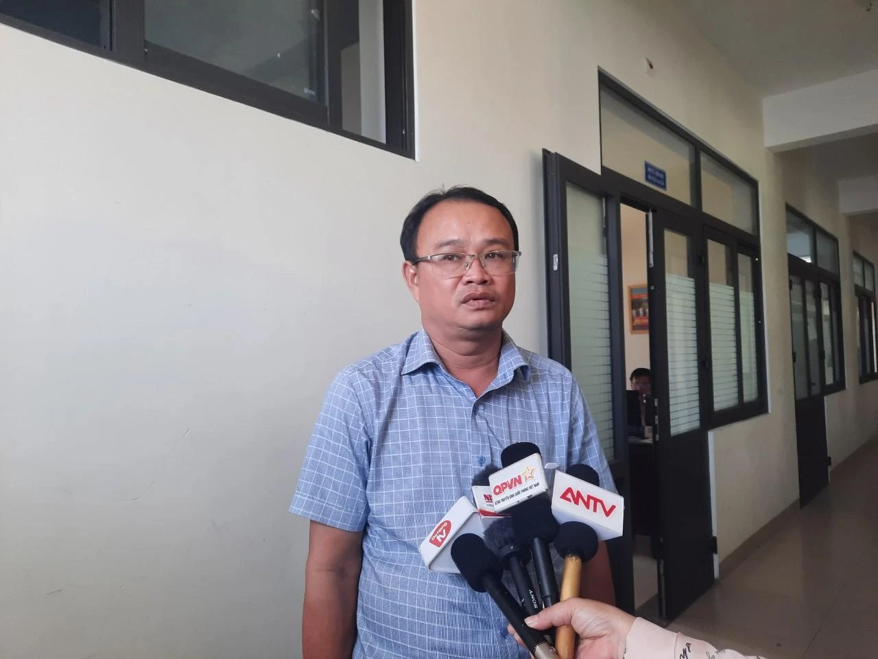 Ông Lê Từ Hòa - Phó Chủ tịch UBND phường Thọ Quang thông tin với báo chí, kết quả xác minh cho thấy vết bầm tím trên chân em MM886 slot game, bắn cá, lô đề, đá gà N.H.T.H. là do bạn đánh bằng thước kẻ. Ông Lê Từ Hòa - Phó Chủ tịch UBND phường Thọ Quang thông tin với báo chí, kết quả xác minh cho thấy vết bầm tím trên chân em MM886 slot game, bắn cá, lô đề, đá gà N.H.T.H. là do bạn đánh bằng thước kẻ.