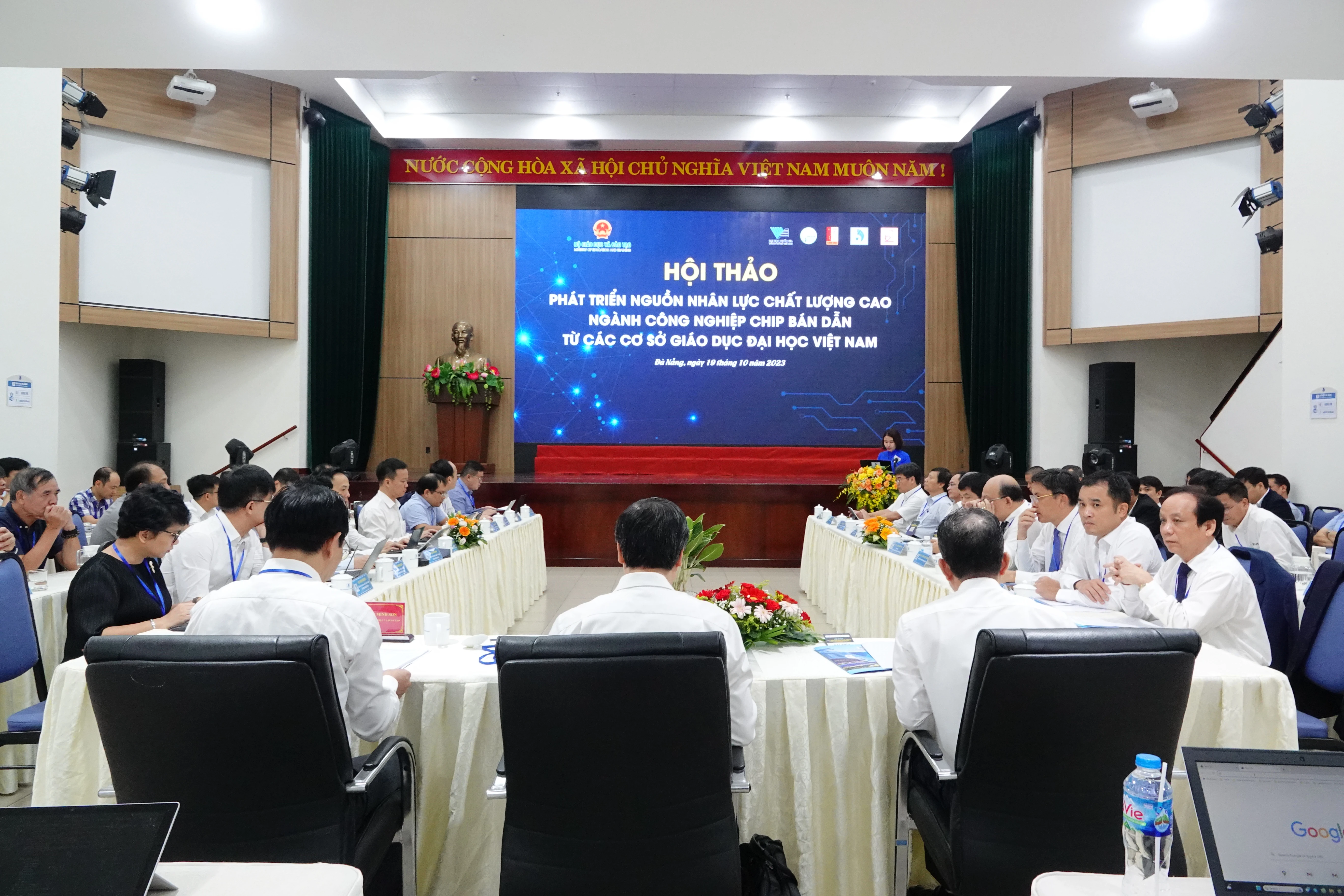 Quang cảnh Hội thảo Phát triển nguồn nhân lực chất lượng cao ngành công nghiệp chip bán dẫn từ các cơ sở giáo dục MM888 bảo mật tuyệt đối Việt Nam. Quang cảnh Hội thảo Phát triển nguồn nhân lực chất lượng cao ngành công nghiệp chip bán dẫn từ các cơ sở giáo dục MM888 bảo mật tuyệt đối Việt Nam.