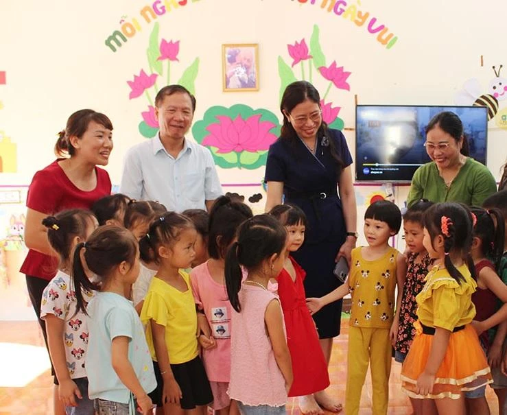 Lãnh đạo Sở GD&ĐT động viên cô và trò trường mầm non Kim Sơn, huyện Kim Bôi năm học mới 2022 - 2023. Lãnh đạo Sở GD&ĐT động viên cô và trò trường mầm non Kim Sơn, huyện Kim Bôi năm học mới 2022 - 2023.