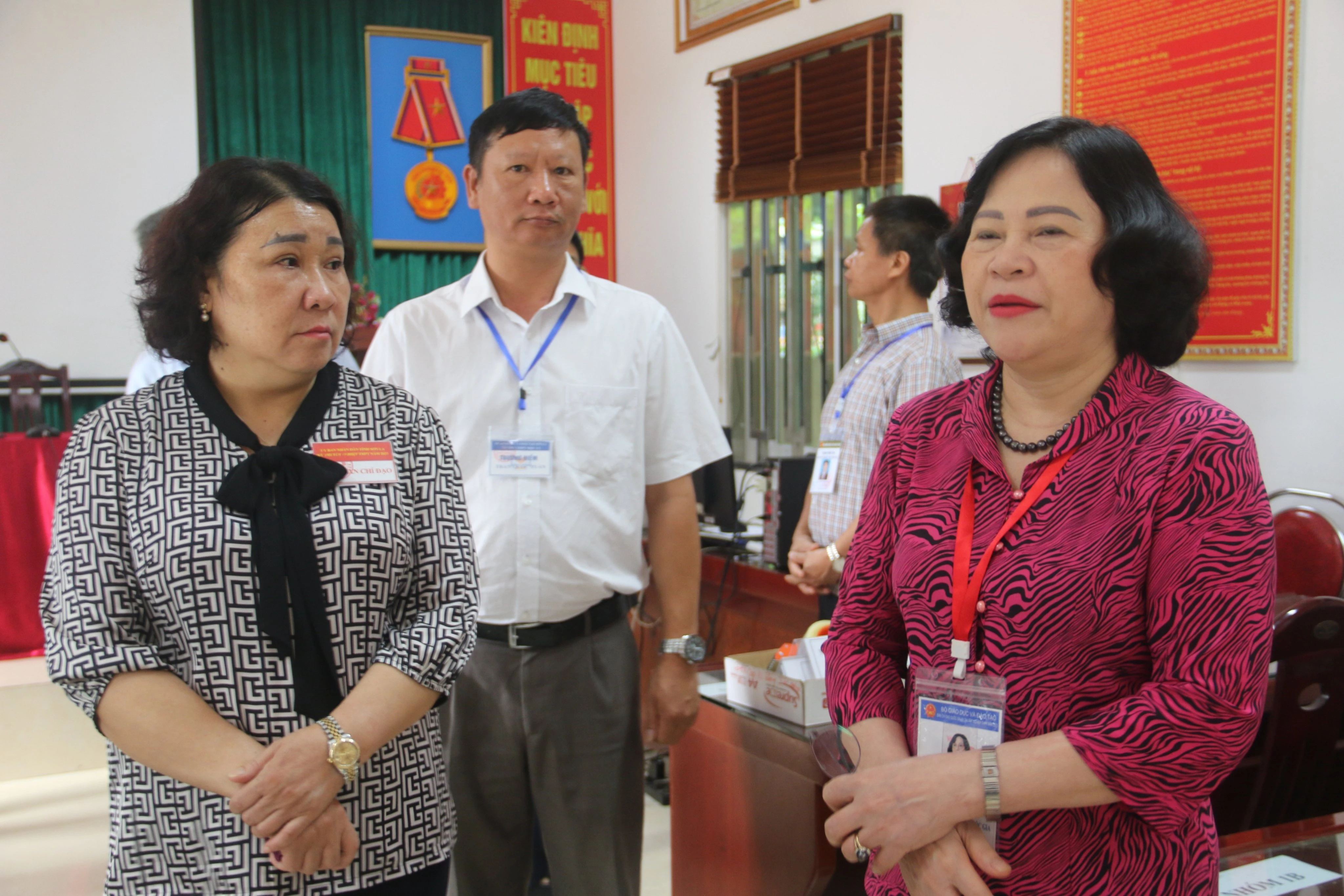 Thứ trưởng Ngô Thị Minh (bên phải) trao đổi với bà Tráng Thị Xuân.