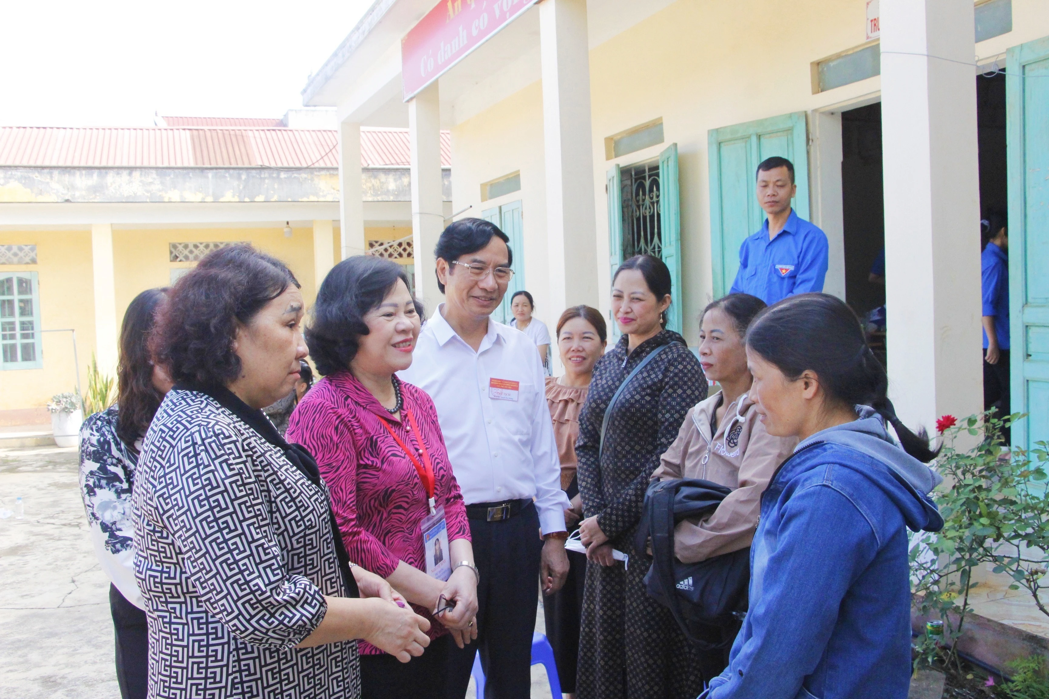 Thứ trưởng hỏi thăm và động viên phụ huynh tại điểm thi THPT Thảo Nguyên.