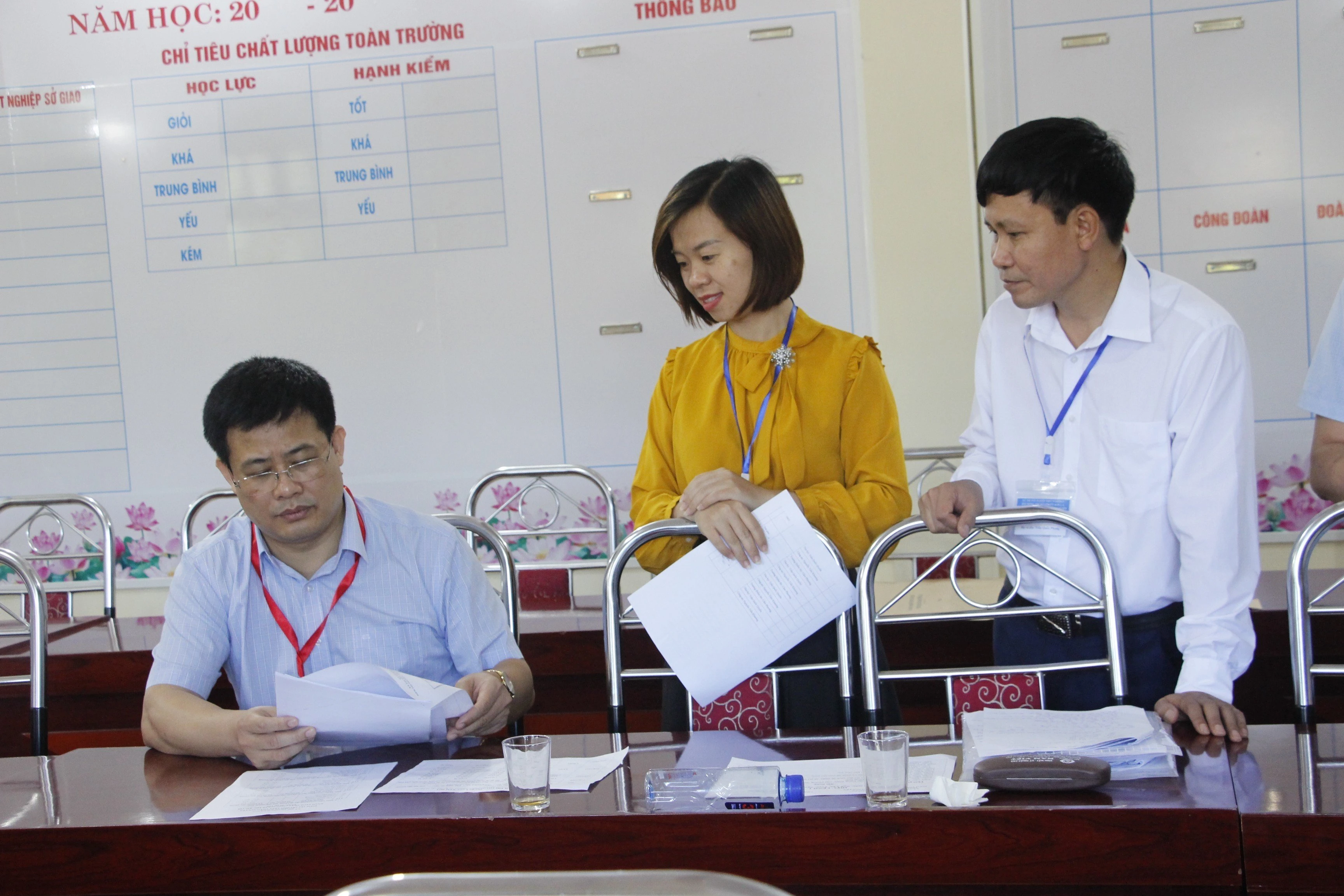 Ông Sái Công Hồng (ngoài cùng bên trái), Phó Vụ trưởng Vụ Giáo dục Trung học cùng đoàn công tác kiểm tra thi MM88dangnhap nhà cái World Cup 2026 tại trường THPT Thảo Nguyên.