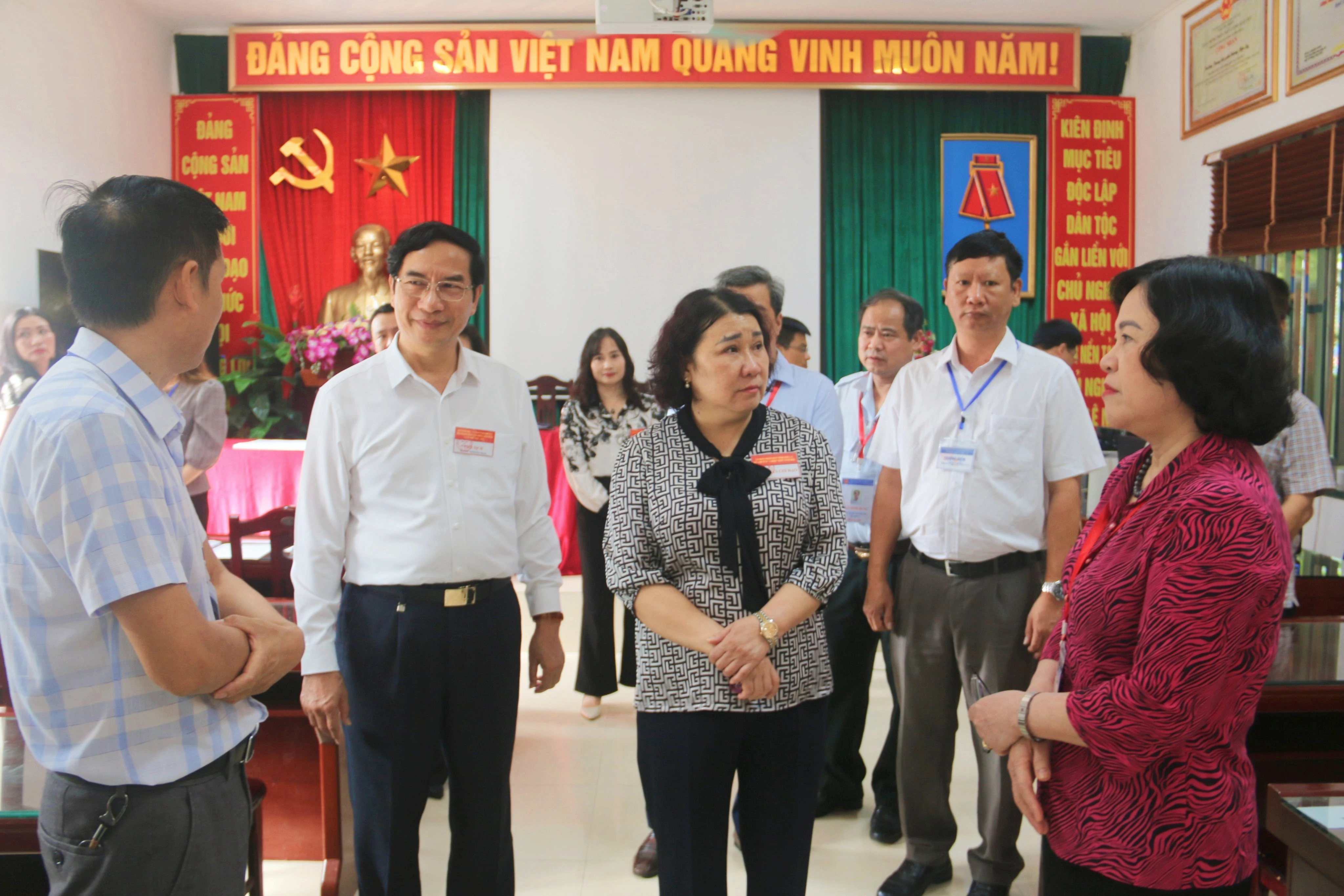 Thứ trưởng Ngô Thị Minh (ngoài cùng bên phải) cùng đoàn công tác kiểm tra việc coi thi tại Trường THPT Mộc Lỵ.