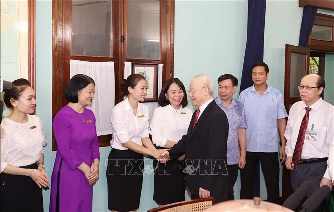 Tổng Bí thư Nguyễn Phú Trọng với cán bộ, nhân viên Khu di tích Chủ tịch Hồ Chí Minh ở Phủ Chủ tịch. Tổng Bí thư Nguyễn Phú Trọng với cán bộ, nhân viên Khu di tích Chủ tịch Hồ Chí Minh ở Phủ Chủ tịch.
