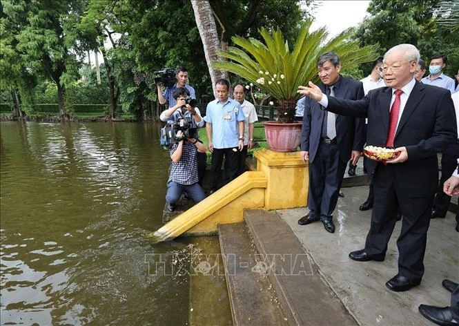 Tổng Bí thư Nguyễn Phú Trọng thăm ao cá Bác Hồ. Tổng Bí thư Nguyễn Phú Trọng thăm ao cá Bác Hồ.