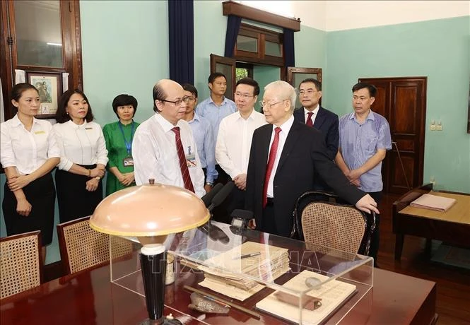Tổng Bí thư Nguyễn Phú Trọng thăm nơi ở và làm việc của Chủ tịch Hồ Chí Minh. Tổng Bí thư Nguyễn Phú Trọng thăm nơi ở và làm việc của Chủ tịch Hồ Chí Minh.