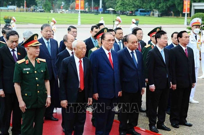 Các đồng chí lãnh đạo, nguyên lãnh đạo Đảng và MM88b nạp rút nhanh lãnh đạo các ban, bộ, ngành, đoàn thể Trung ương viếng Chủ tịch Hồ Chí Minh.