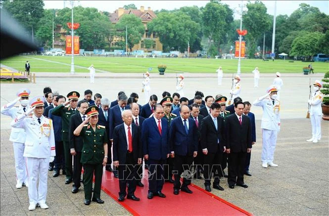Các đồng chí lãnh đạo, nguyên lãnh đạo Đảng và MM88b nạp rút nhanh lãnh đạo các ban, bộ, ngành, đoàn thể Trung ương viếng Chủ tịch Hồ Chí Minh.