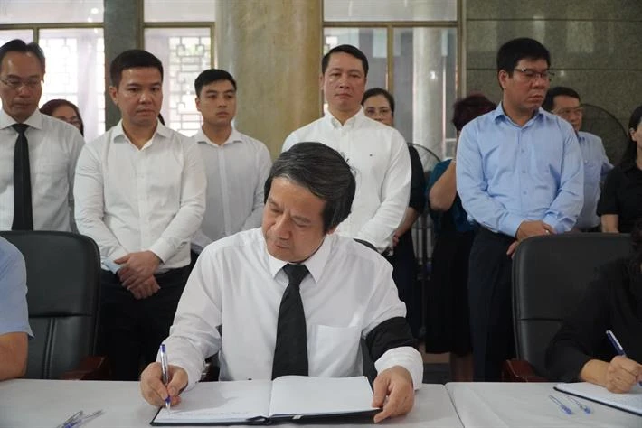Bộ trưởng Nguyễn Kim Sơn ghi sổ tang tại lễ tang GS.TS Trần Hồng Quân. Bộ trưởng Nguyễn Kim Sơn ghi sổ tang tại lễ tang GS.TS Trần Hồng Quân.