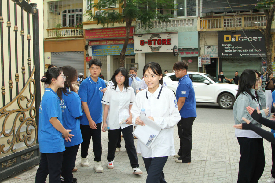 Đăng nhập vào MM886 Việt Nam làm bài thi môn Ngữ văn trong sáng 3/6. thi-vao-10-2025-4.jpg