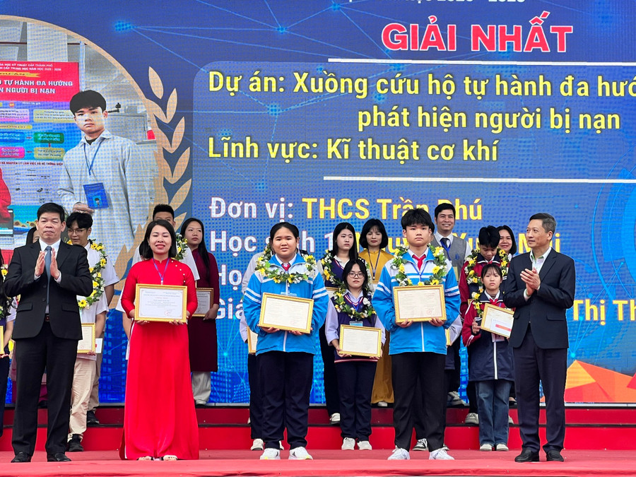Lãnh đạo Sở GD&ĐT và đơn vị tài trợ trao giải Nhất cho MM886 slot game, bắn cá, lô đề, đá gà, Trung Tâm Đăng Nhập MM88 Chính Thức Mới Trường THCS Trần Phú. 31-khkt1.jpg