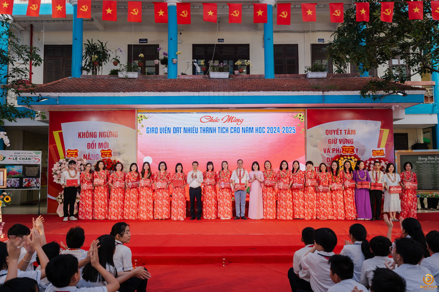 Lãnh đạo ngành và địa phương tặng quà biểu dương thành tích của cán bộ, Trung Tâm Đăng Nhập MM88 Chính Thức Mới MM88b nhà cái. thcs-hoang-dieu4.jpg