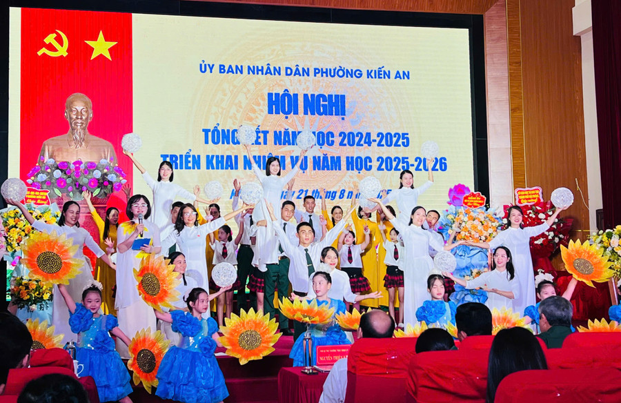 Chương trình văn nghệ tổng kết năm học tại phường Kiến An.