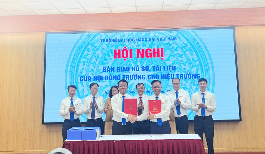 Hội đồng trường nhiệm kỳ 2025–2030 đã tiến hành bàn giao biên bản, hồ sơ và các tài liệu liên quan cho Hiệu trưởng. 23dh-8437.jpg