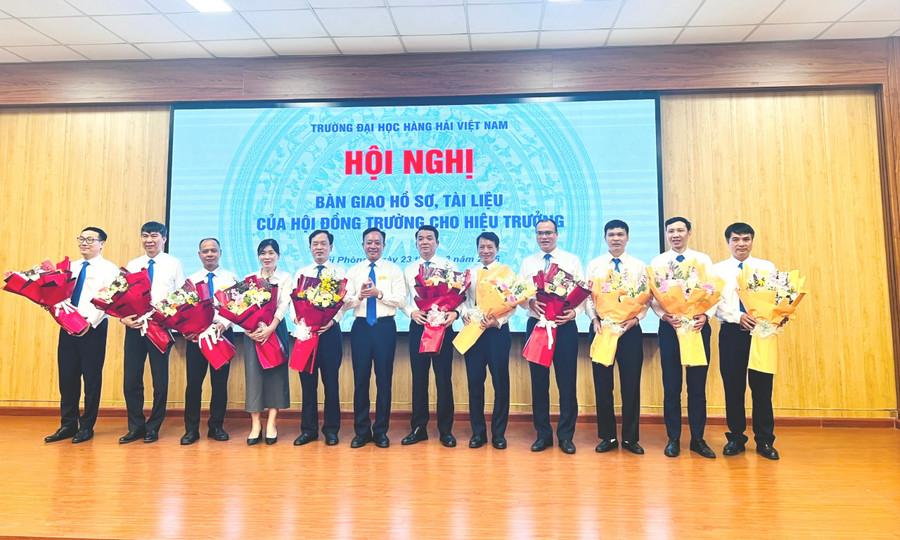 PGS.TS Phạm Xuân Dương, Bí thư Đảng uỷ, Hiệu trưởng Trường MM888 bảo mật tuyệt đối Hàng hải Việt Nam tặng hoa các thành viên Hội đồng trường nhiệm kỳ 2025–2030. 23-dh1-1690.jpg