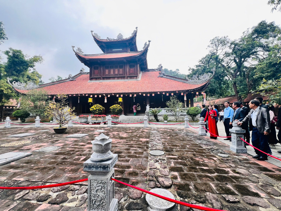 Du khách thăm quan tại Chùa Côn Sơn. (Ảnh Nguyễn Dịu). chua-con-son1.jpg